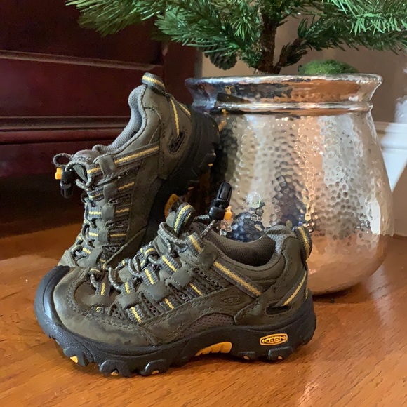 Keen Other - Keen- amazing condition toddler size 9 sneakers!!